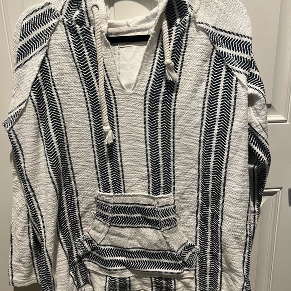 Ocean Drive V-Neck White and Black Sweater - Picture 4 of 11